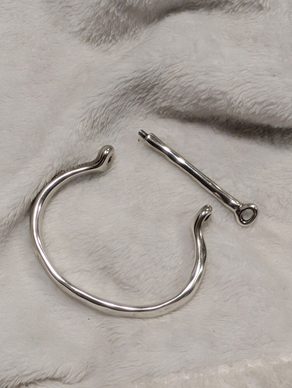 UNO de 50 Silver-toned Shackle Bangle Bracelet Heavy Cuff - Picture 4 of 8